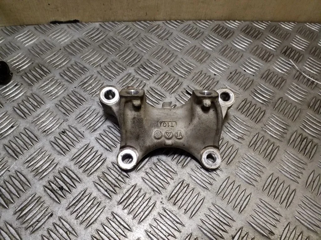 Engine mounting bracket