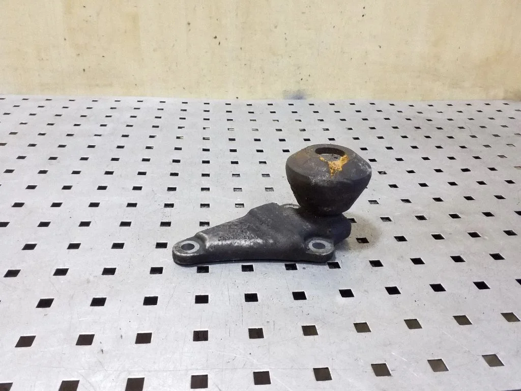 Engine mounting bracket – Audi A6 Allroad C5 (1999-2005)