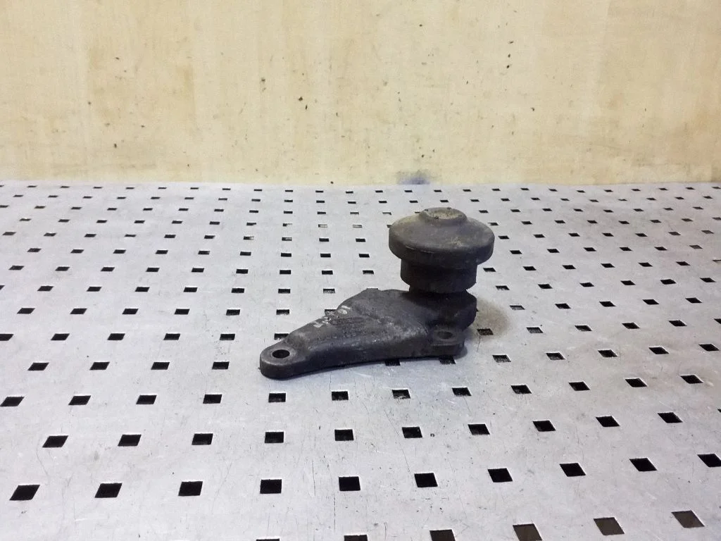 Engine mounting bracket – Audi A6 Allroad C5 (1999-2005)