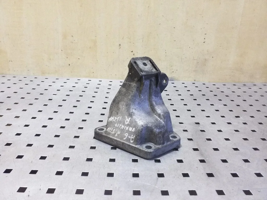 Dzinēja stiprinājuma kronšteins 4B0199308