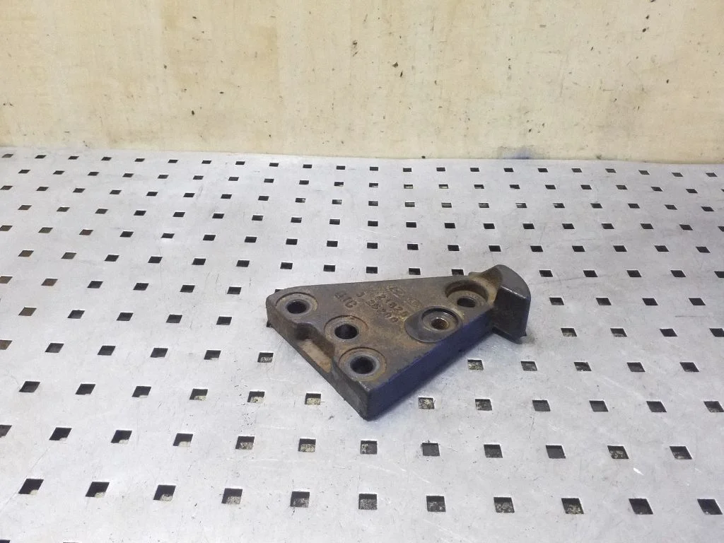 Mootori kinnituskronstein 218252S200