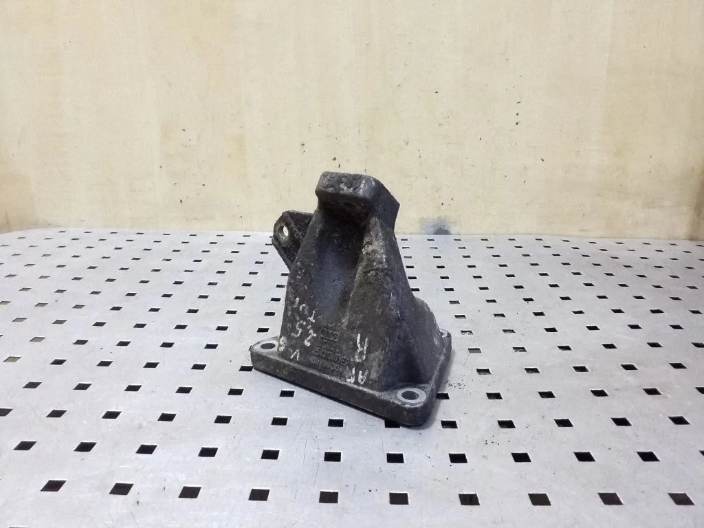 Dzinēja stiprinājuma kronšteins 4B0199308