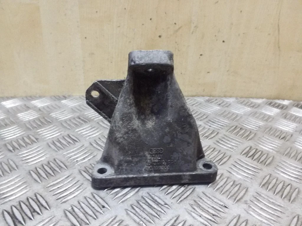 Mootori kinnituskronstein 4B0199308