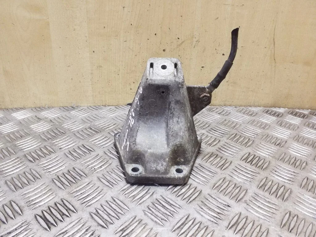 Engine mounting bracket 8D019930D