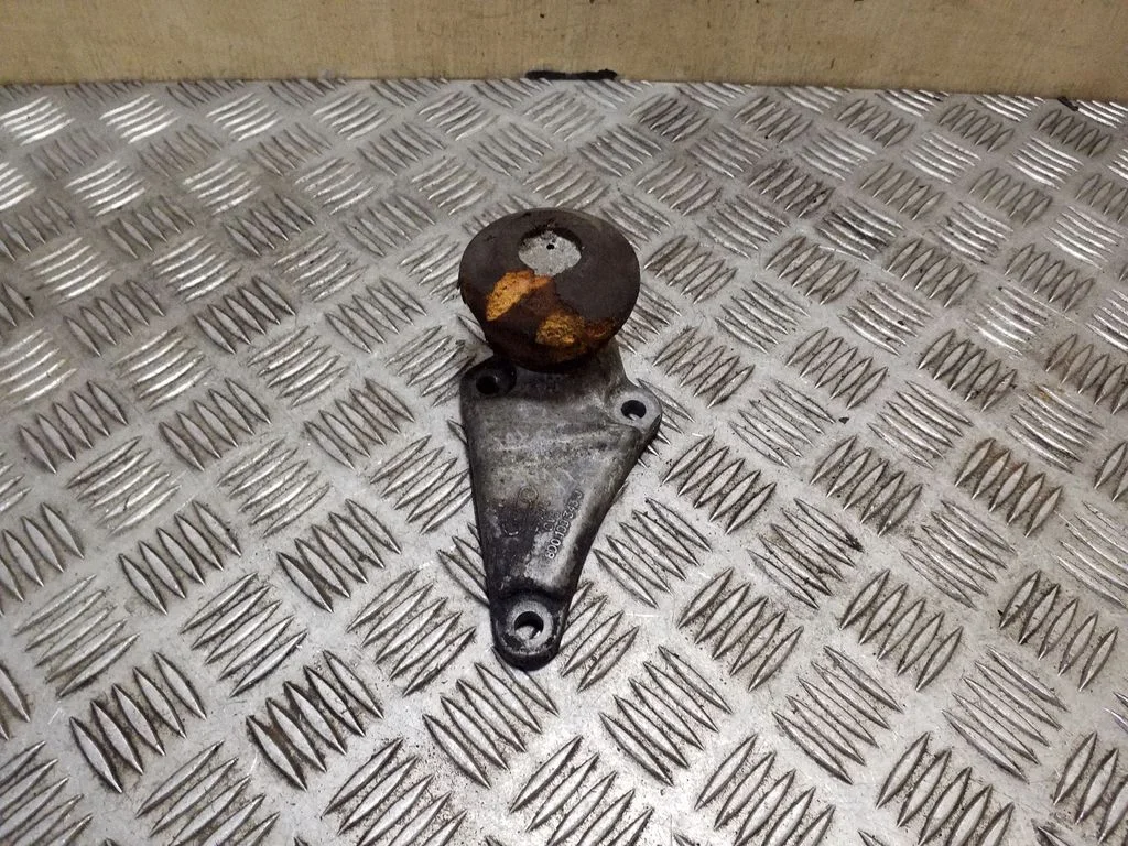 Engine mounting bracket – Audi A6 Allroad C5 (1999-2005)