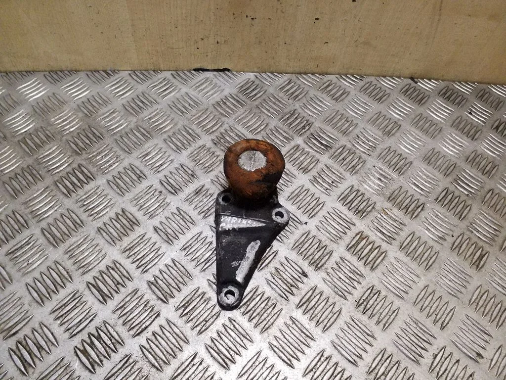 Engine mounting bracket – Audi A6 Allroad C5 (1999-2005)