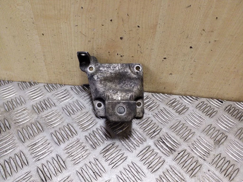 Engine mounting bracket 6751226