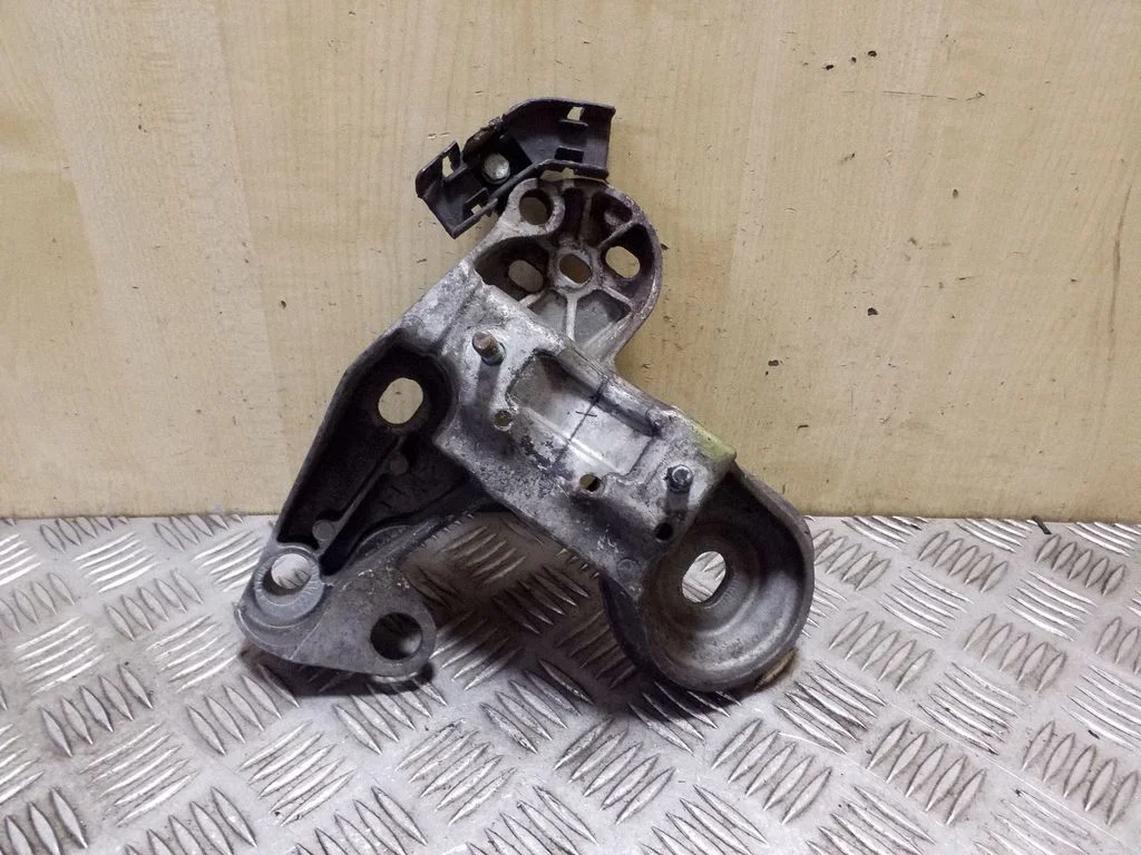 Mootori kinnituskronstein – Audi A6 Allroad C5 (1999-2005)
