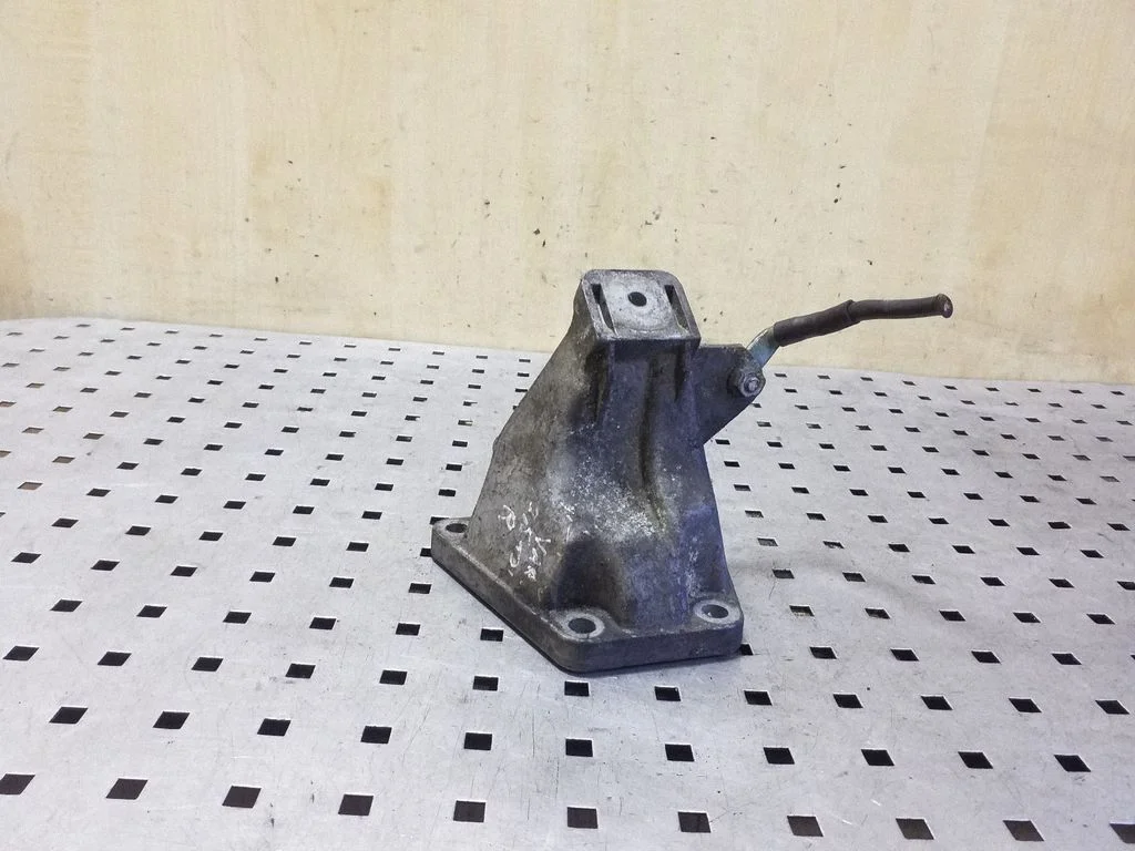 Dzinēja stiprinājuma kronšteins 4B0199308