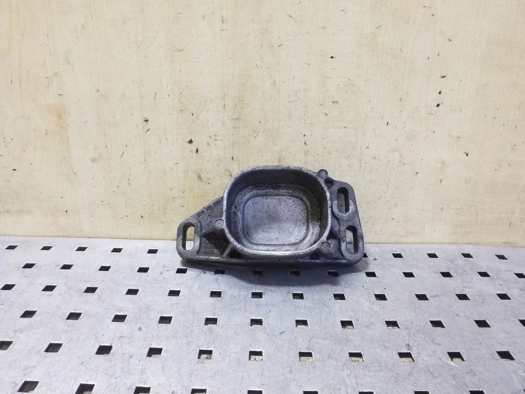 Mootori kinnituskronstein – Audi A6 Allroad C5 (1999-2005)