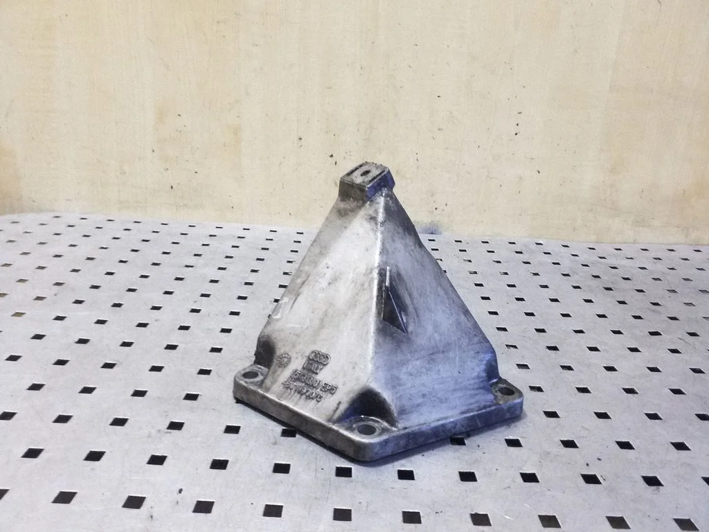 Engine mounting bracket 4B0199307C