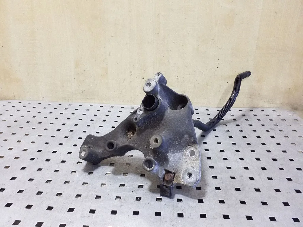 Engine mounting bracket 93455374