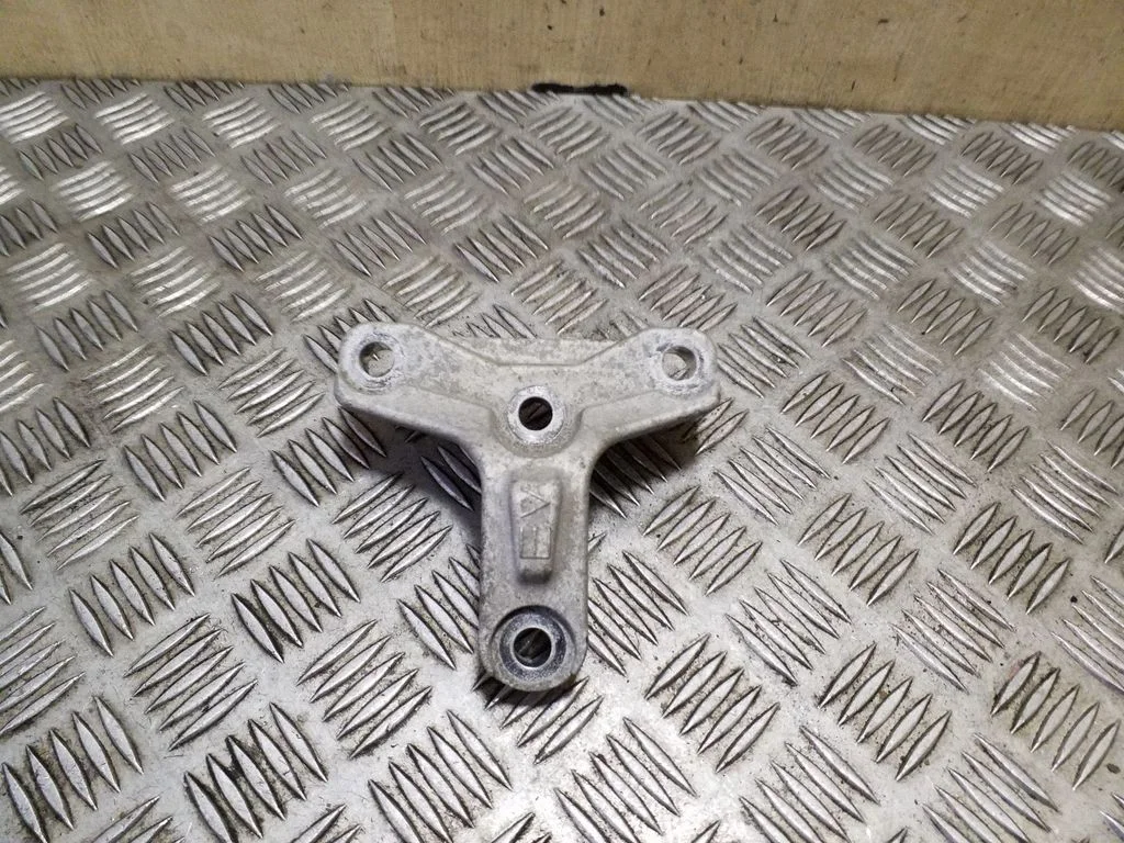 Engine mounting bracket – right
