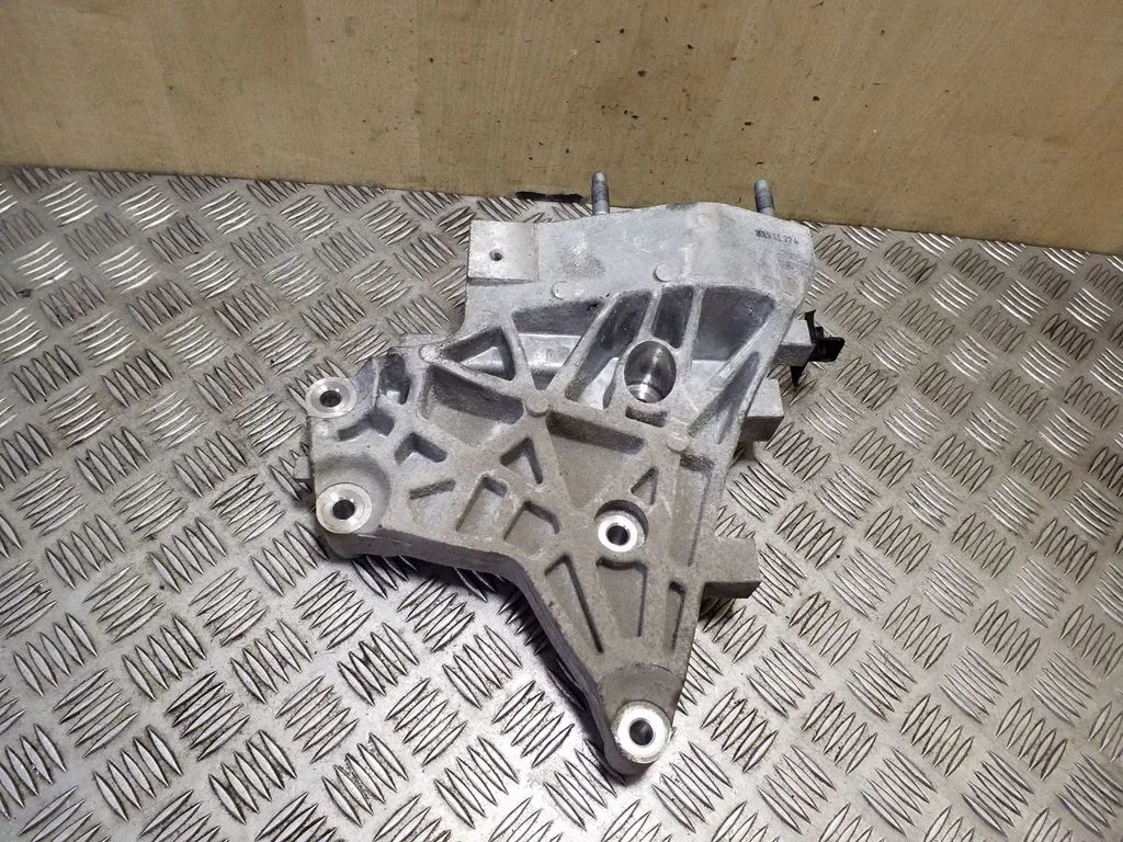 Engine mounting bracket – right