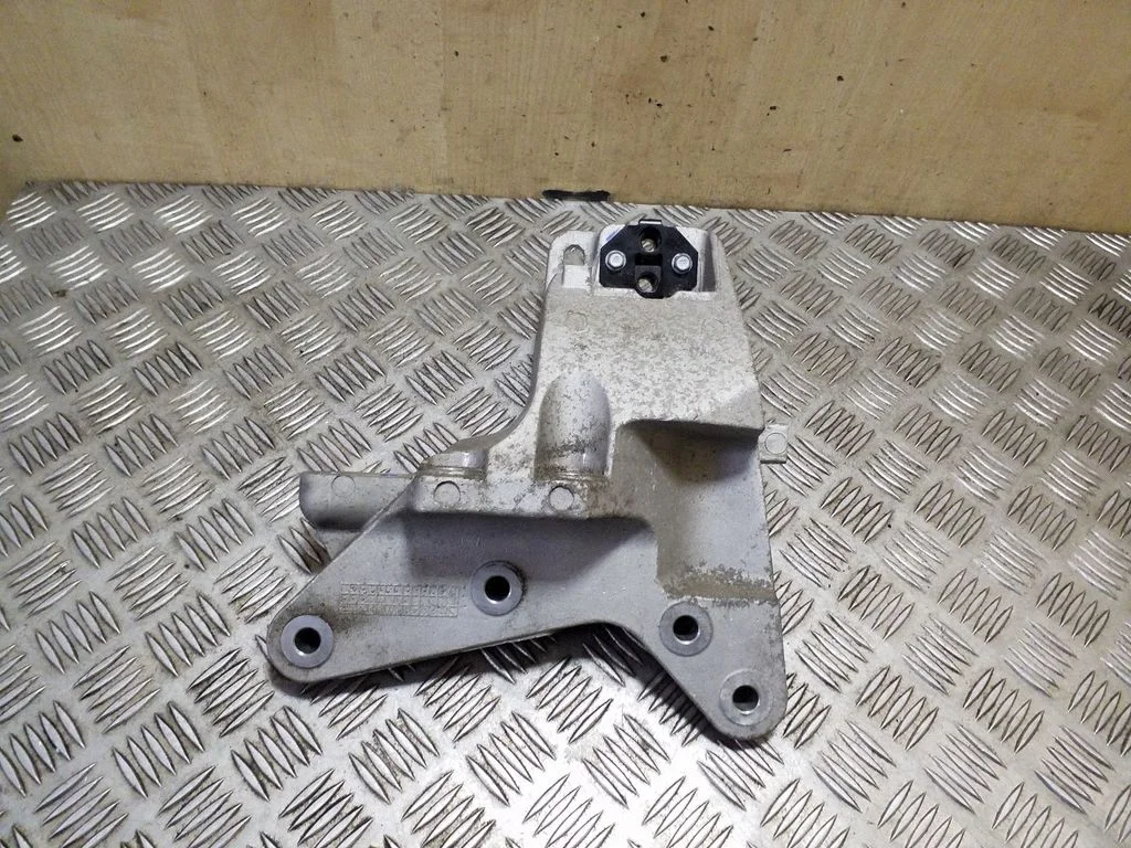 Engine mounting bracket – left