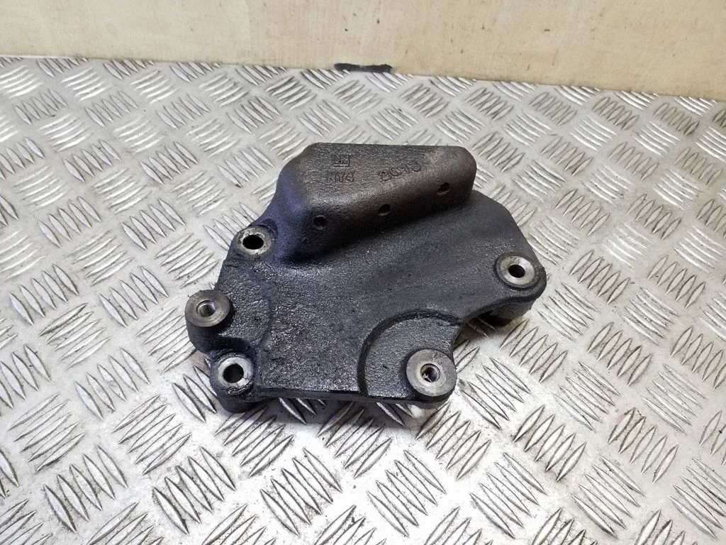 Engine mounting bracket – right