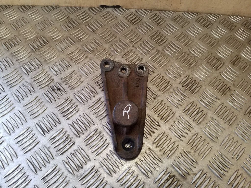 Engine mounting bracket – right