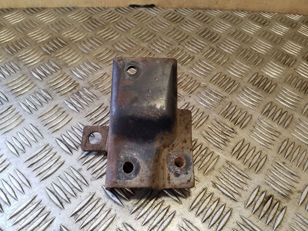 Engine mounting bracket