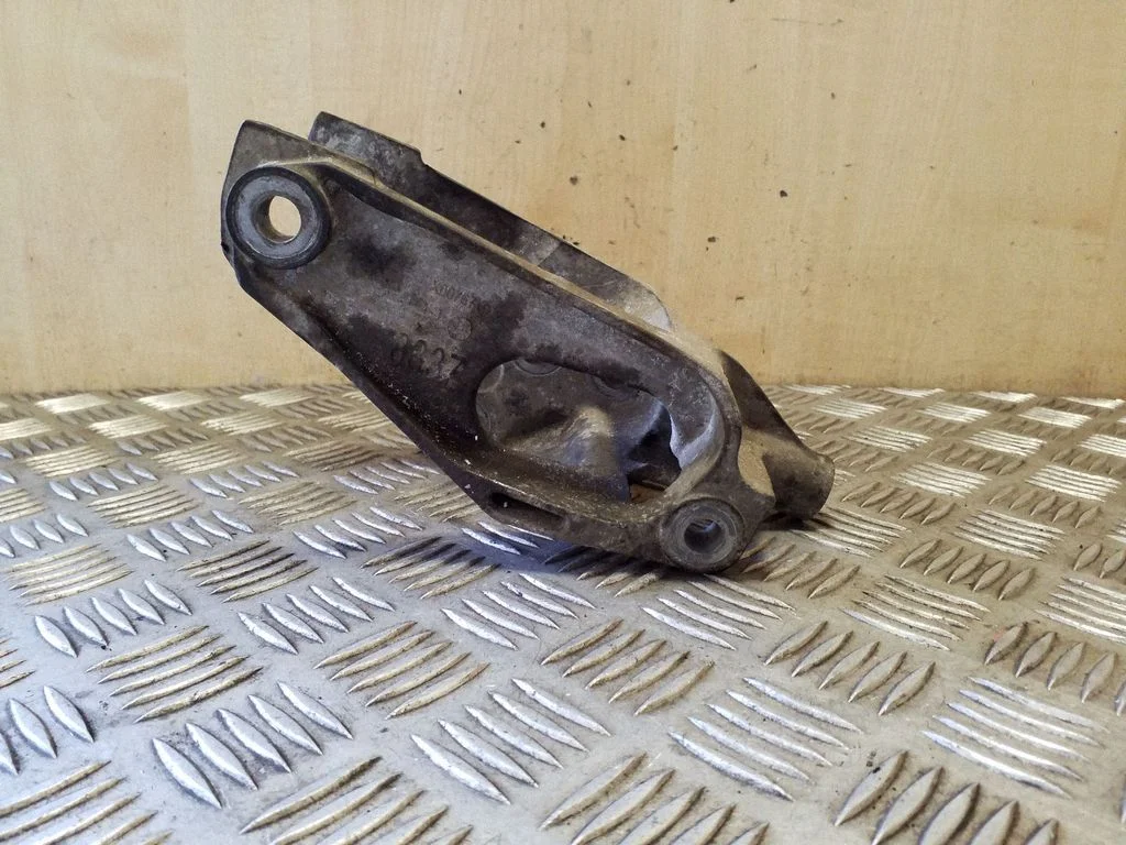 Engine mounting bracket X00767B
