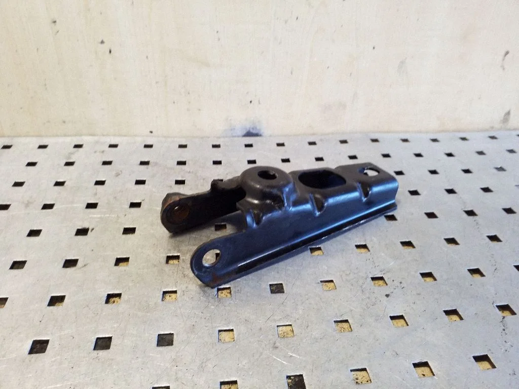 Engine mounting bracket 113325214R