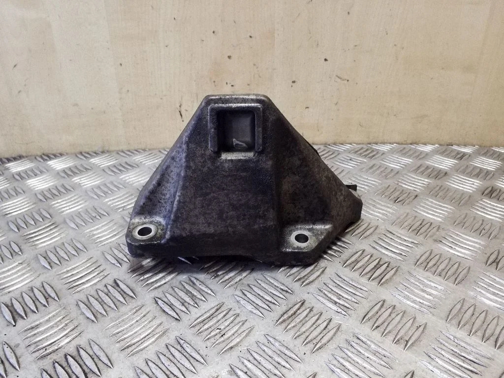 Engine mounting bracket 6777628