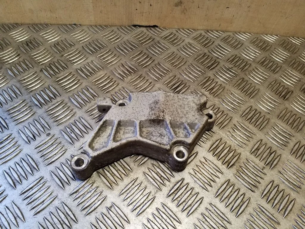 Engine mounting bracket