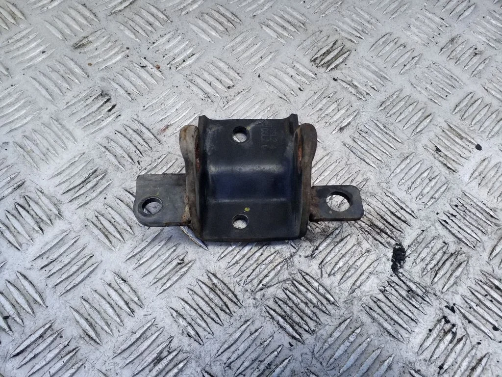 Engine mounting bracket