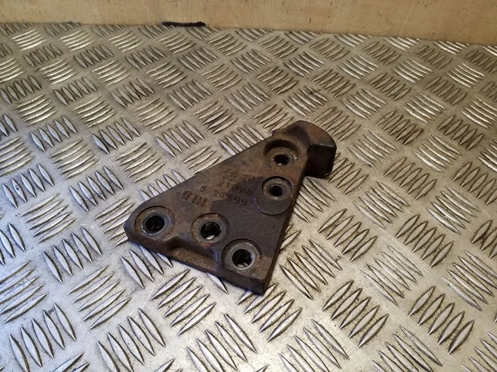 Engine mounting bracket 218252S200