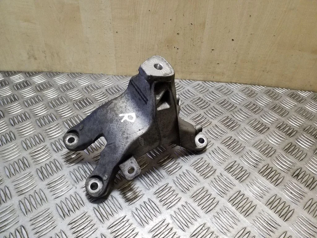 Mootori kinnituskronstein 8K0199308AL