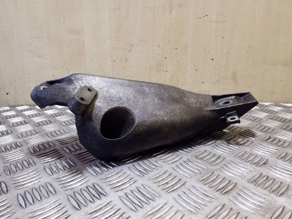 Engine mounting bracket 22116772679