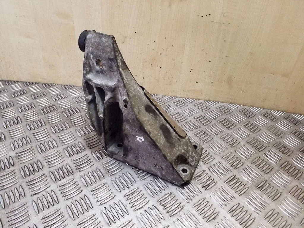 Engine mounting bracket 22116772680