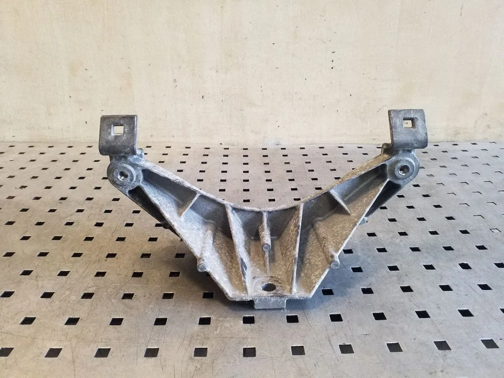 Engine mounting bracket 51717137238