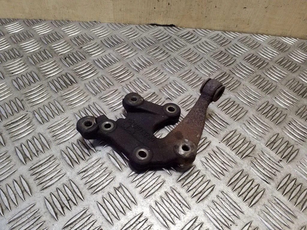 Engine mounting bracket 9818013280
