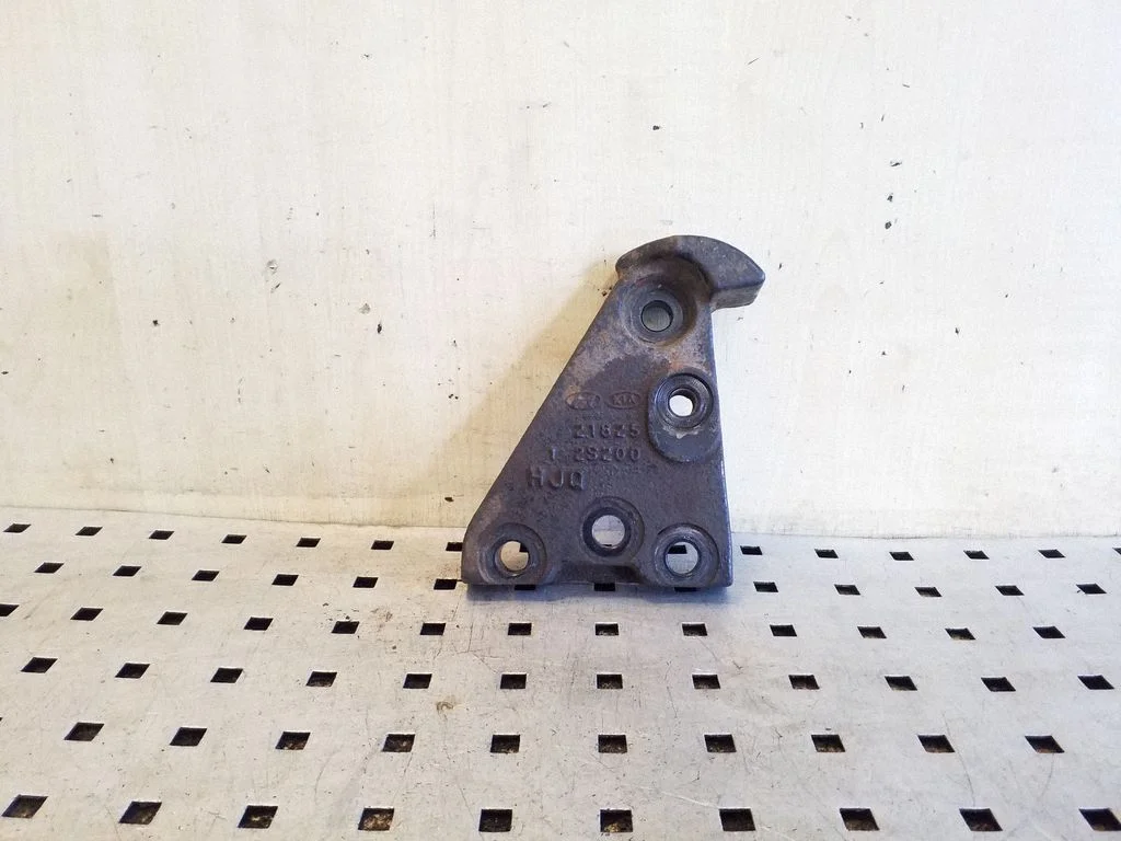 Engine mounting bracket 218252S200