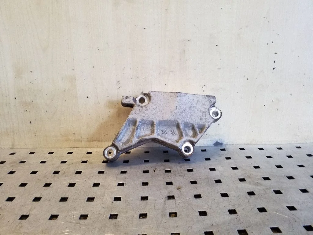 Engine mounting bracket
