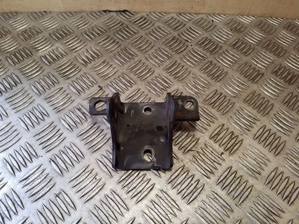 Engine mounting bracket