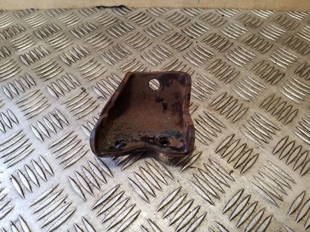 Engine mounting bracket