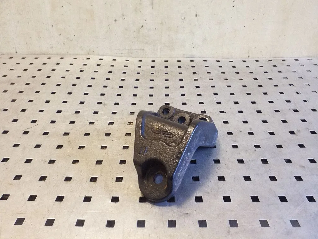 Engine mounting bracket