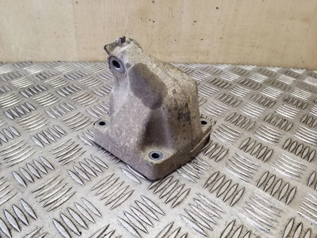 Mootori kinnituskronstein A6422230204