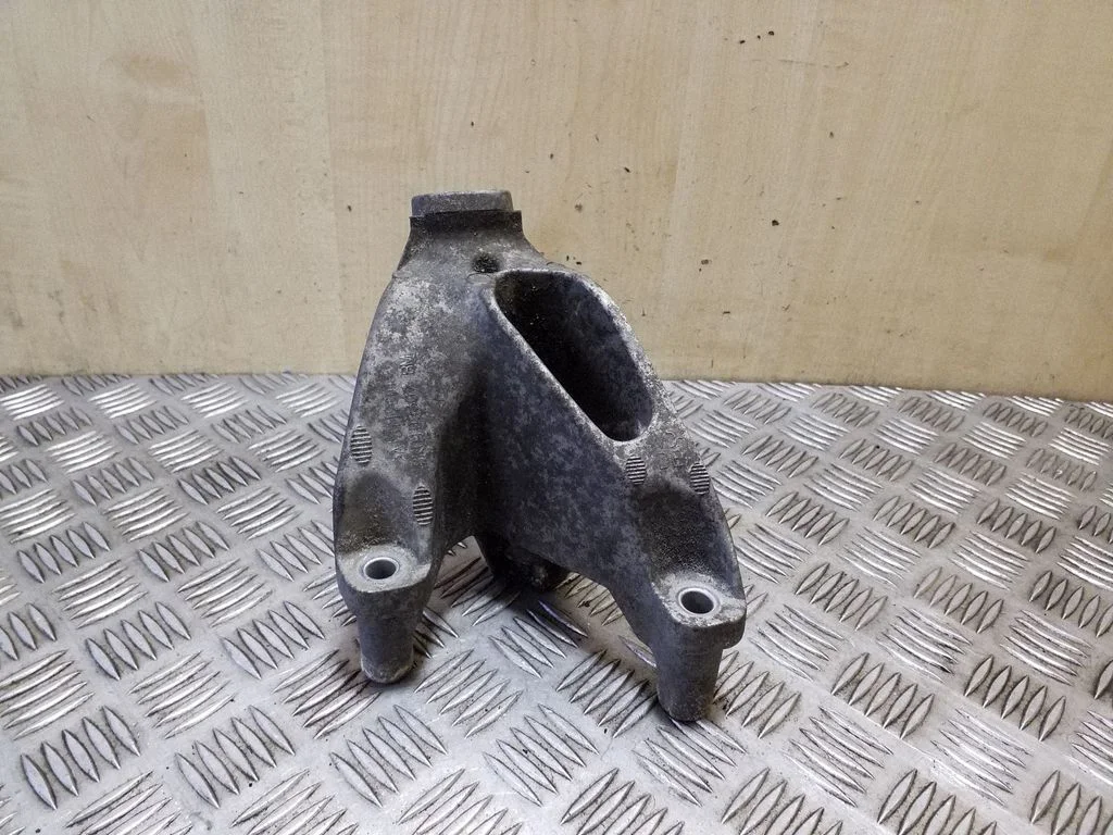 Mootori kinnituskronstein 8K0199307BM