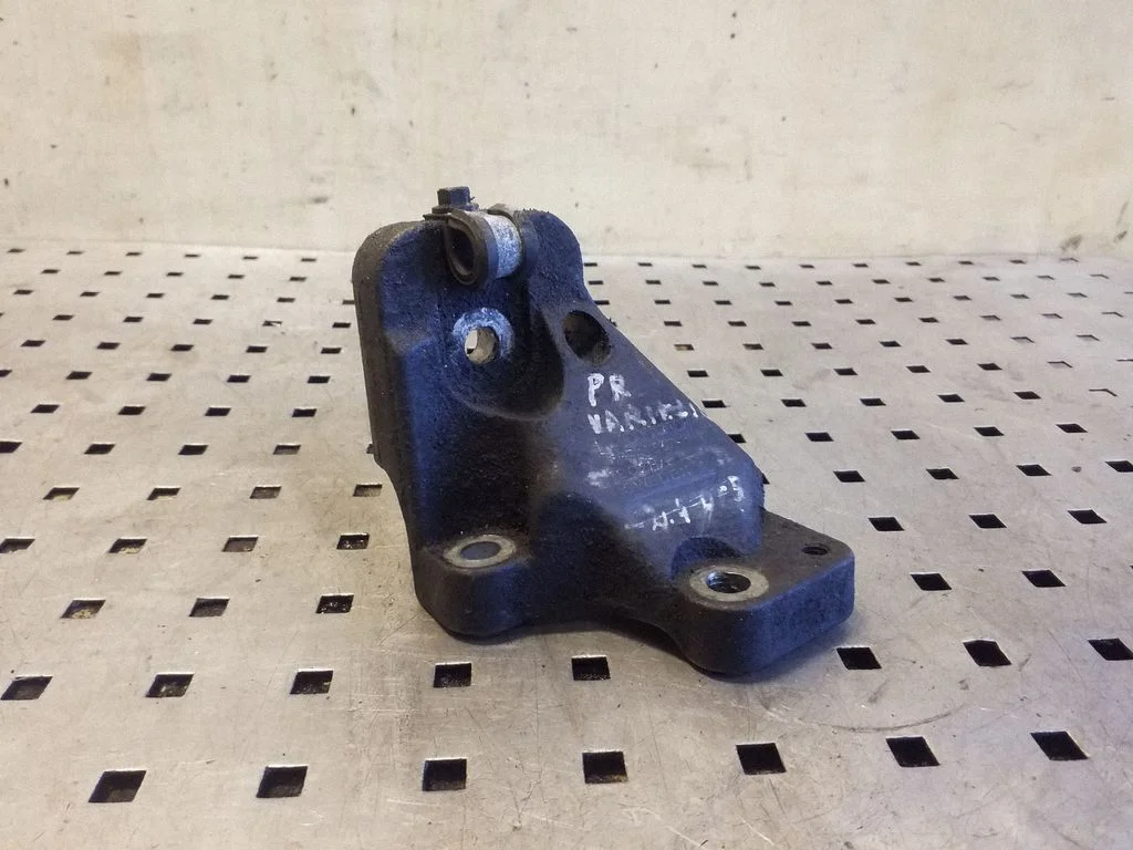 Engine mounting bracket 30741567