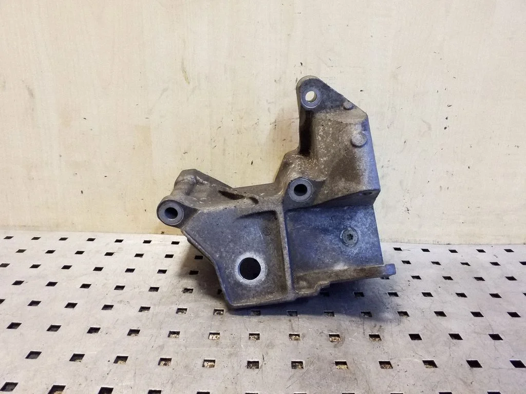 Engine mounting bracket 6G926P096FC