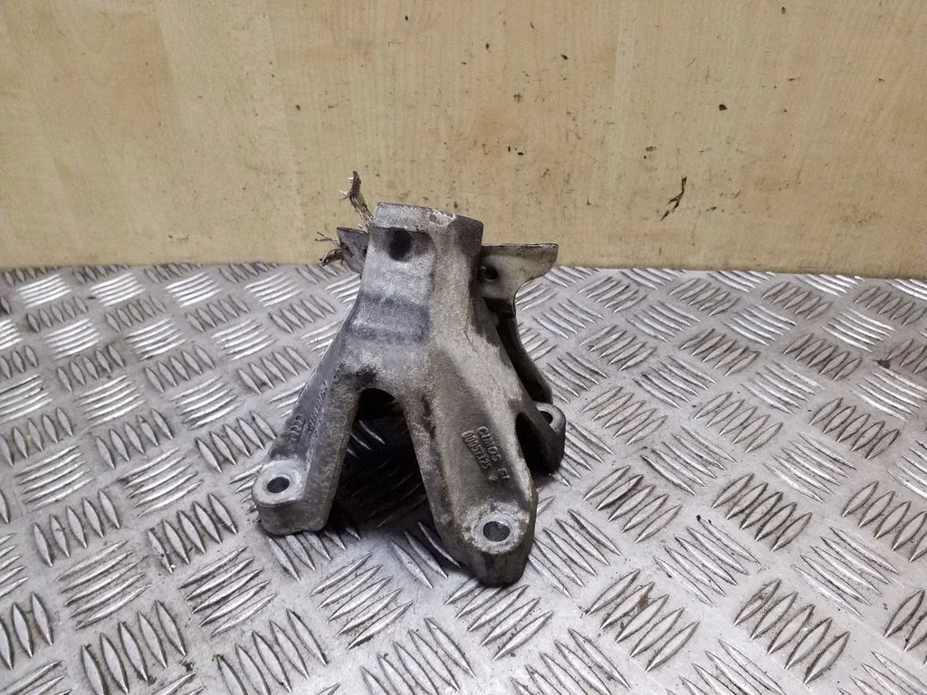 Mootori kinnituskronstein 8K0199307AQ