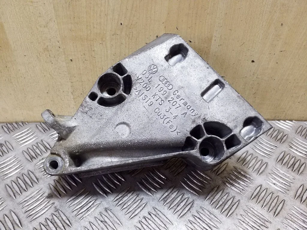 Mootori kinnituskronstein 03L199207A