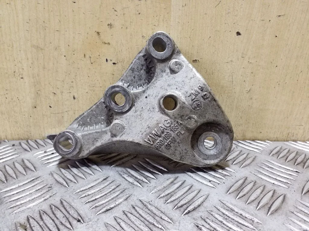 Mootori kinnituskronstein 6R0199185A