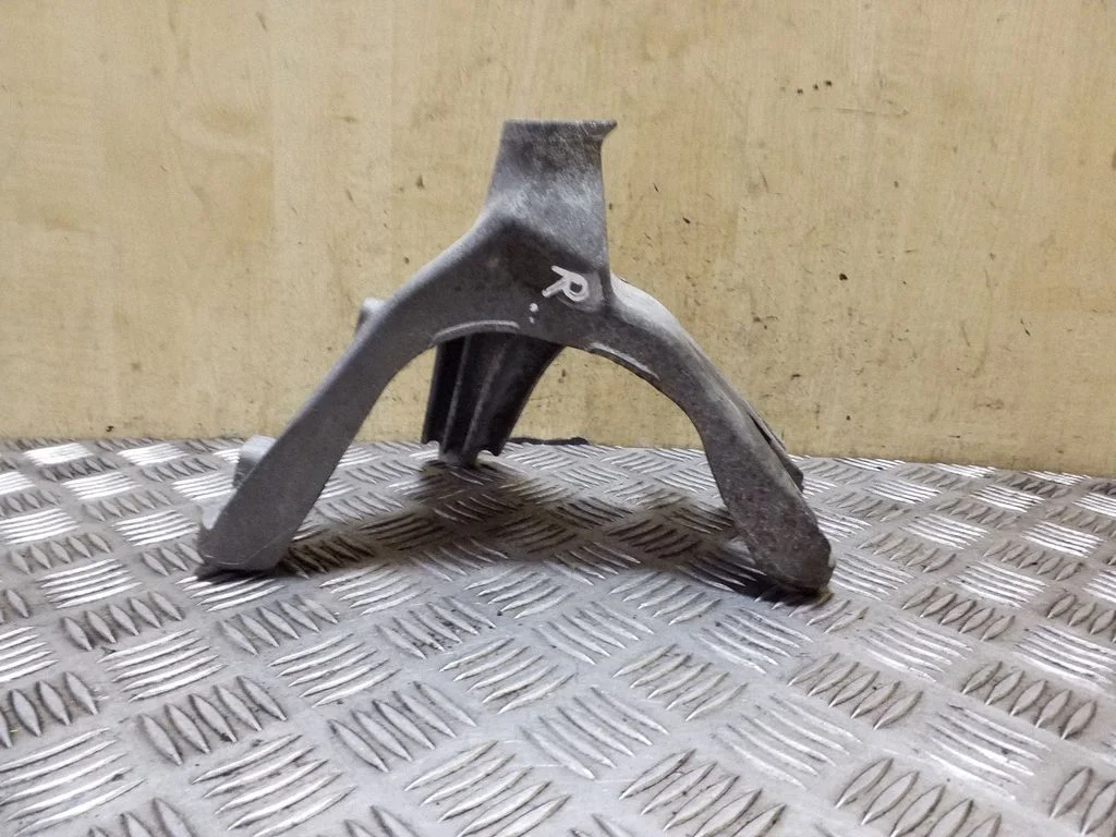 Mootori kinnituskronstein 8K0199308