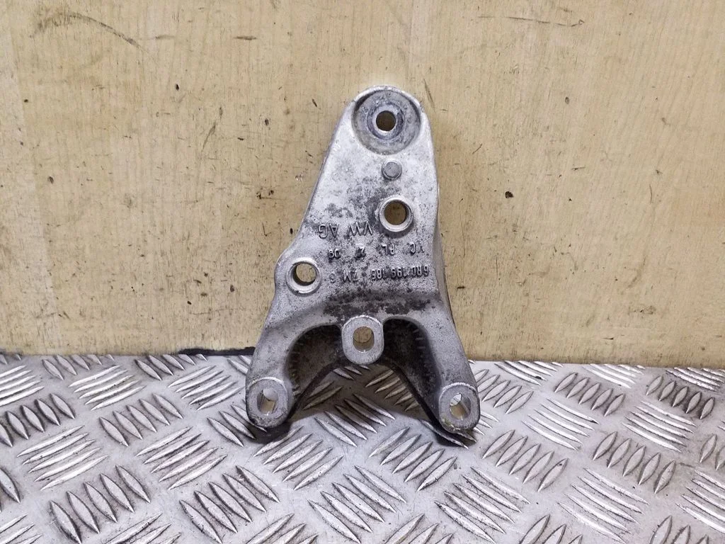 Mootori kinnituskronstein 6R0199185