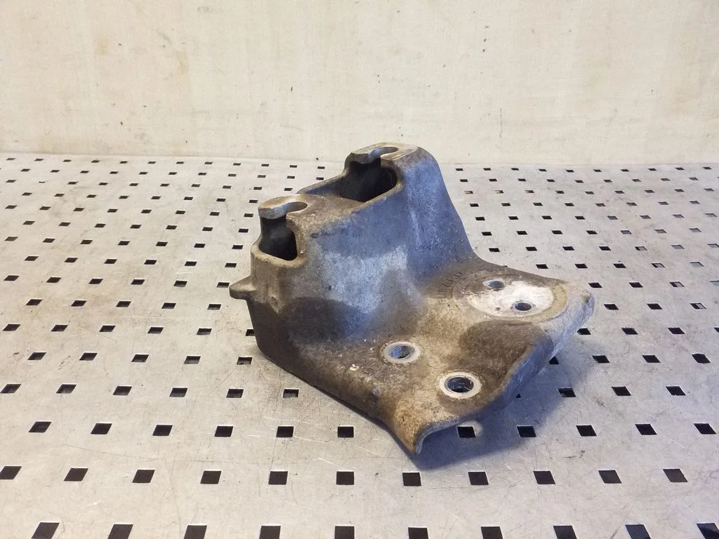 Engine mounting bracket 0BKR – Subaru Outback (2009-2014)