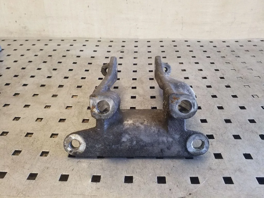 Engine mounting bracket – Subaru Outback (2009-2014), right