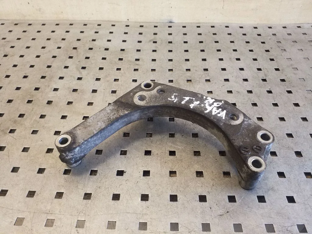 Engine mounting bracket – Subaru Outback (2009-2014), right